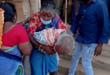 கால்கள் இல்லாத மனைவியை வாக்குச்சாவடிக்கு முதுகில் சுமந்து சென்று ஓட்டு போட வைத்த முதியவர்!!
