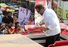 பிரசாரத்தில் கோபமடைந்து கட்சியின் சின்னமான டார்ச் லைட்டை வீசி எறிந்த கமல்ஹாசன்! கமெராவில் சிக்கிய காட்சி!!
