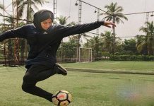 பாடலுக்கு ஏற்றவாறு கால்பந்தை விளையாடும் இஸ்லாமிய இளம் பெண்!