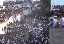 ஆந்திர விழாவில் காற்றில் பறக்க விடப்பட்ட கொரோனா கட்டுப்பாடுகள்..! பக்தர்களின் செய்கையால் ஆந்திராவில் ச ர்ச்சை!!