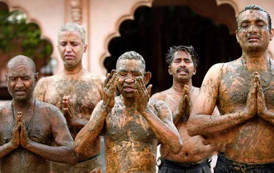 கொரோனாவை விரட்ட இந்தியாவில் பிரபலமாகும் மாட்டுச் சாண குளியல் : மருத்துவர்கள் எச்சரிக்கை!!