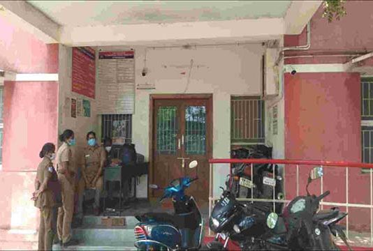 சக காவலர்கள் உரிய நேரத்திற்கு வராததால் காவல்நிலையத்துக்கு பூட்டுபோட்ட பெண் ஆய்வாளர்!!