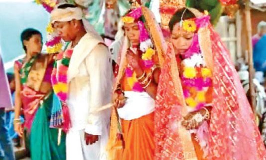 அத்தை மகள்கள் 2 பேரை காதலித்து ஒரே நேரத்தில் திருமணம் செய்து கொண்ட இளைஞன்!!