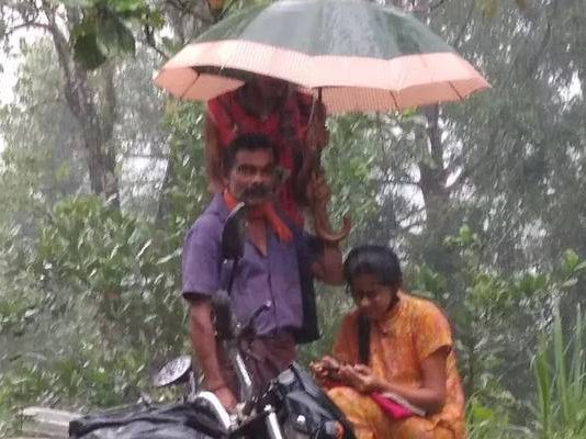 கொட்டும் மழையில் மகளுக்காக குடை பிடித்தபடி நின்ற தந்தை! உருகவைக்கும் காரணம்!!