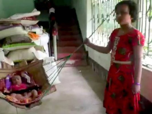 அப்பா, அம்மா இ.ற.ந்துட்டாங்க! 2 மாத குழந்தைக்கு தாயாக மாறிய 7 வயது அக்கா!!