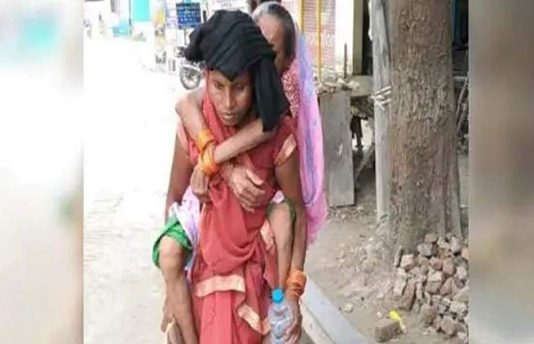 கால் மற்றும் முதுகு எலும்பு முறிவால் அவதிப்படும் தாய்… மருத்துவமனைக்கு 4 கிலோ மீட்டர் தூரம் முதுகில் சுமந்து செல்லும் மகள்!!