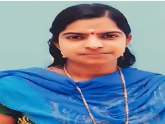 மாடியில் முருங்கைக்காய் பறிக்கச் சென்ற பெண்… அரங்கேறிய துயரம்!!