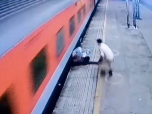 ஓடும் ரயிலில் ஏற முயன்ற நபருக்கு நேர்ந்த கதி! கமெராவில் சிக்கிய பதற வைக்கும் காட்சி!!