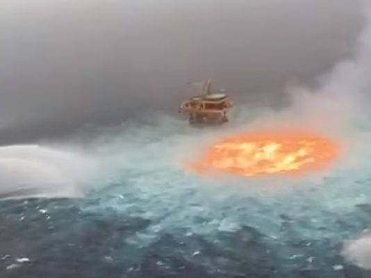 தண்ணீரையே அலட்சியம் செய்து கடலுக்குள்ளேயே தீ ஆக்ரோஷமாக எரியும் ஒரு காட்சி.. ஆச்சரிய வீடியோ!!