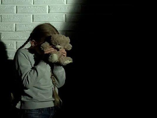 பக்கத்து வீட்டுக்கு விளையாட சென்ற மகள் : சைக்கோ தாய் செய்த கொ.டூர செயல்!!