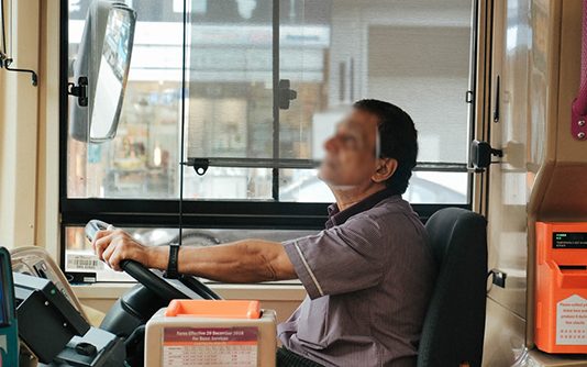 பேருந்தில் நடந்த கைகலப்பு… சமாதானம் செய்ய சென்ற சாரதிக்கு நேர்ந்த கதி!!