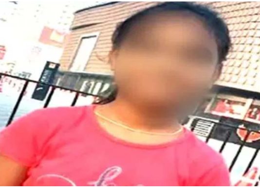 உடை மாற்ற போவதாக அண்ணனை வெளியேற்றிய 12 வயது சிறுமிக்கு நேர்ந்த துயரம்!!