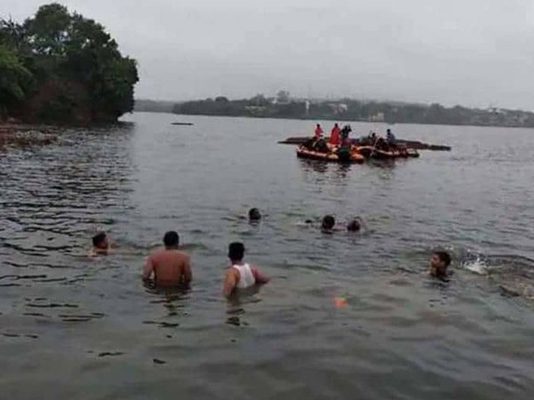 ஆற்றில் மூழ்கிய ஒரே குடும்பத்தை சேர்ந்த 12 பேர்… நடுங்கவைக்கும் சம்பவத்தின் பின்னணி!!