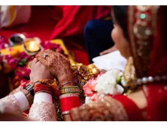 கணவரை விவகாரத்து செய்து மாமனாரை திருமணம் செய்து கொண்ட பெண்! பொலிசாரிடம் சொன்ன காரணம்: அதிர்ச்சியில் குடும்பத்தினர்!!