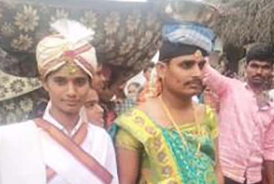 சேலை கட்டி மணமகள் கோலத்தில் வந்த மாப்பிள்ளை…மணமகன் கெட்டப்பில் பெண்: ஆந்திராவில் நடந்த அதிசய திருமணம்..!!