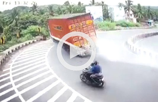 அசுரவேகத்தில் வந்த லாரி கட்டுப்பாட்டை இழந்து பள்ளத்தில் கவிழ்ந்து விபத்து !!