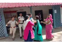 இரண்டாம் திருமணம் செய்து மனைவியோடு வந்த கணவன்: முதல் மனைவி காவல்நிலையத்தில் செய்த செயல்!!