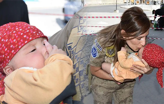 காபூல் விமான நிலையத்தில் நடந்த நெகிழ்ச்சி சம்பவம்!!