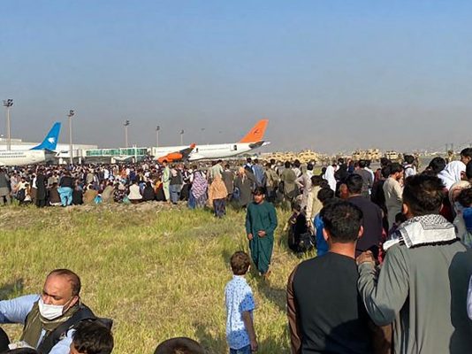 விமான நிலையத்தில் அமெரிக்க படைகள் து.ப்.பாக்கிச் சூ.டு: பீதியில் உறைந்த ஆயிரக்கணக்கான மக்கள்!!