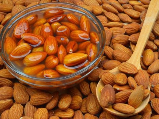 தண்ணீரில் ஊறவைத்த பாதாமை சாப்பிடுவதால் உடலில் ஏற்படும் மாற்றங்கள் என்ன தெரியுமா?