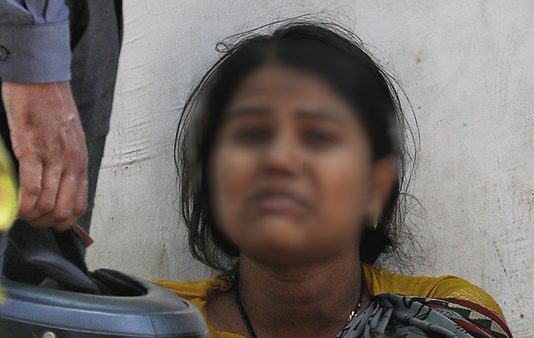 நள்ளிரவில் பீரோவிற்குள் கேட்ட சத்தம்: கண்விழித்த பெண் உள்ளே இருந்ததை கண்டு அலறல்!!