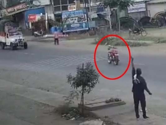 ஆளே இல்லாமல் சாலையில் தனியாக ஓடிய பைக்: அதிர வைத்த காணொளி!!