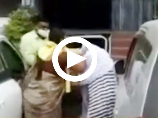 ஹொட்டலில் வேறொரு பெண்ணுடன் சிக்கிய கணவர்: நடுரோட்டில் சரமாரியாக மனைவி கொடுத்த தண்டனை!!