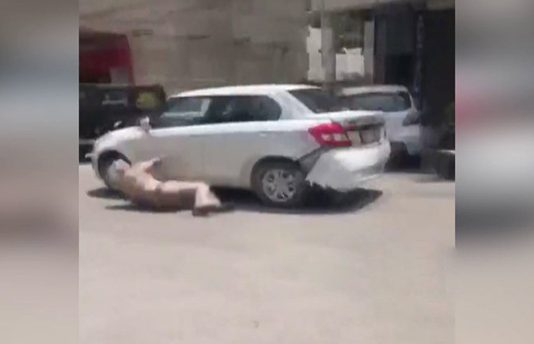 வாகன சோதனையின் போது காவலரை இடித்து தள்ளிவிட்டு நிற்காமல் வேகமாக சென்ற கார்: அதிர்ச்சியூட்டும் காட்சிகள் வெளியீடு!!