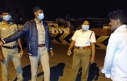 சாலையோரம் உறங்கிக் கொண்டிருந்த பெண்ணிடம் அத்துமீறலில் ஈடுபட்ட வேன் ஓட்டுநர்: பின் நேர்ந்த விபரீதம்!!