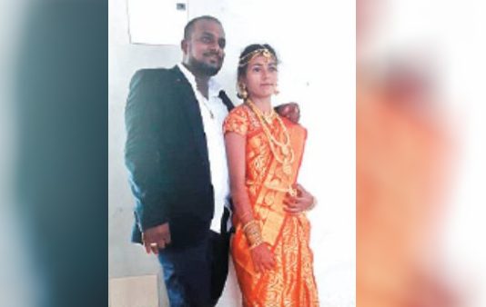 கணவர் இறந்த மறுநாளே மனைவி எடுத்த விபரீத முடிவு: குழந்தை இல்லாத காரணத்தினால் நடந்த துயரம்!!