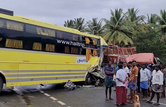 பேருந்தும், லாரியும் மோதி கோர விபத்து.. இரு வாகன ஓட்டுநர்களும் சம்பவ இடத்திலேயே பலி!!