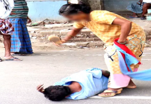 போ.தையில் மயங்கி கிடந்த கணவனை செருப்பால் அ.டி.த்து இழுத்துச் சென்ற மனைவி!!