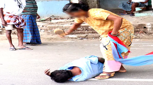 போ.தையில் மயங்கி கிடந்த கணவனை செருப்பால் அ.டி.த்து இழுத்துச் சென்ற மனைவி!!