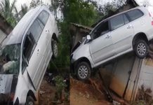 அதிவேகமாக சென்று , மரத்தில் மோதி வீட்டின் மீது தொங்கியபடி நின்ற கார்!!