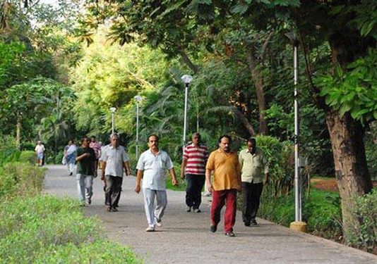 பூங்காவில் வாக்கிங் சென்றவர்களுக்கு காத்திருந்த அதிர்ச்சி: தெறித்து ஓடிய பொது மக்கள்!!