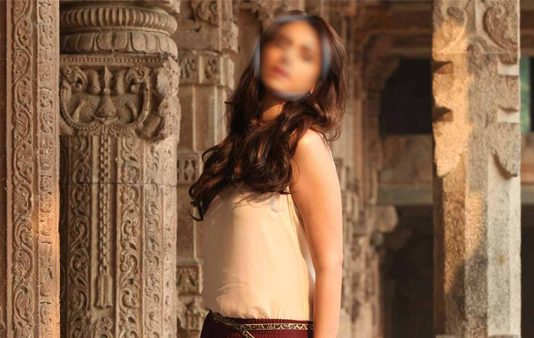 கண்ணாடி போன்ற உடையில் பிரபல நடிகை கவர்ச்சி!!