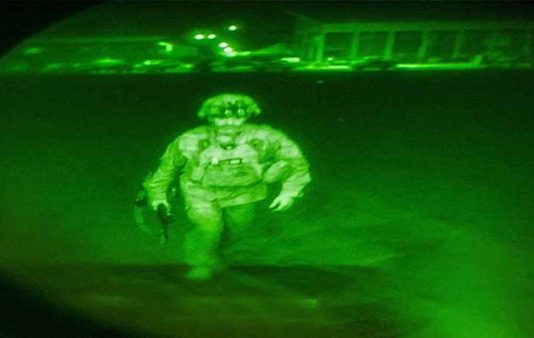 ஆப்கானில் இருந்து வெளியேறிய கடைசி வீரர் அமெரிக்க வெளியிட்ட புகைப்படம் : தலிபான்கள் கொண்டாட்டம்!!