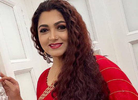 குஷ்பூவின் புதிய கெட்டப்பில் வெளியிட்ட போட்டோஸ், எப்படி உள்ளார் பாருங்க..!!