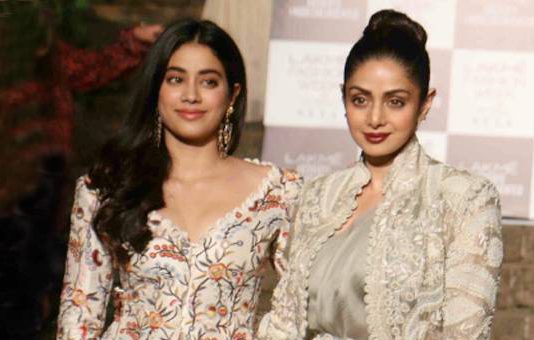 மீண்டும் இணையத்தை அதிர வைத்த ஸ்ரீதேவியின் மகள், லேட்டஸ்ட் போட்டோ ஷூட்..!!