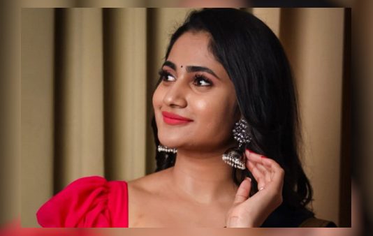 லாஸ்லியா இந்த ட்ரெஸ்ல எவ்ளோ அழகா இருக்காங்க பாருங்க: ட்ரெண்டிங் புகைப்படம்..!!