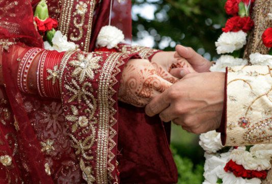 மணக் கோலத்தில் இருந்த பெண் : அடுத்த நொடியே யோசிக்காமல் எடுத்த முடிவு!!