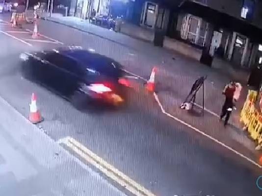 கண்ணிமைக்கும் நொடியில்… அ.ந்.தரத்தில் தூ.க்கி வீ.ச.ப்பட்ட தந்தையும் 2 வயது மகளும்: பகீர் காணொளி!!