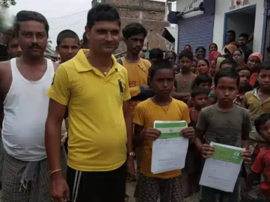 இந்தியாவில் 2 சிறுவர்களின் வங்கி கணக்கில் 900 கோடி ரூபா பணம் : இவ்வளவு பணம் எப்படி வந்தது?