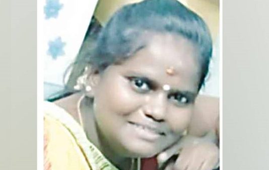 கண்ணெதிரே கண்ட ஒரு காட்சியால் இளம் பெண்ணுக்கு அரங்கேறிய சோகம்!!