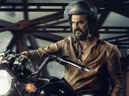 கையை விட்டு பைக் ஓட்டி, மாஸாக சிகரெட்டை பற்ற வைத்த ரஜினிகாந்த்.. வெறித்தனமாக வைரலாகும் வீடியோ!!