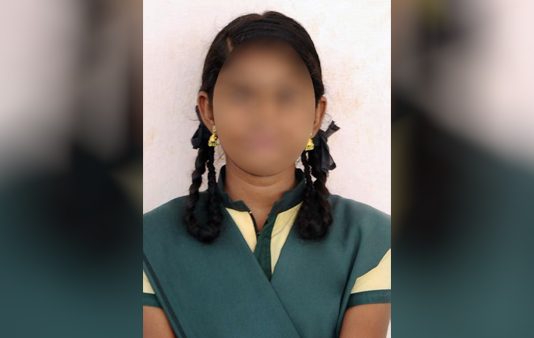 பள்ளிக்கு சென்ற மாணவிக்கு இளைஞர் செய்த செயலால் நேர்ந்த கதி!!