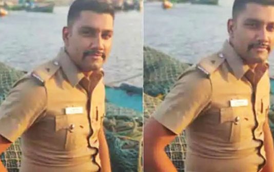 சடலமாக தொங்கிய போலீஸ்காரர் : அறையில் சிக்கிய உருக்கமான கடிதம்!!