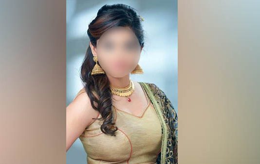 பிரபல இளம் நடிகை வேறு வழியில்லாமல் கவர்ச்சிக்கு ஓகே சொன்ன அந்த மூன்றெழுத்து நடிகை!! யார் தெரியுமா?