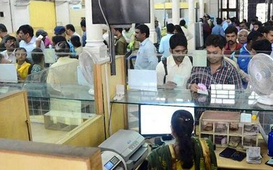 வங்கியில் பணம் எடுக்க வரிசையில் நின்றிருந்த இளைஞருக்கு நேர்ந்த பரிதாபம்!!