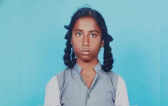 ஓடும் பேருந்தில் இருந்து குதித்த பள்ளி மாணவிக்கு நேர்ந்த விபரீதம்!!